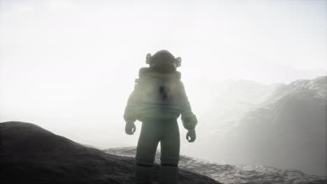Astronauta-En-Otro-Planeta-Con-Polvo-Y-Niebla